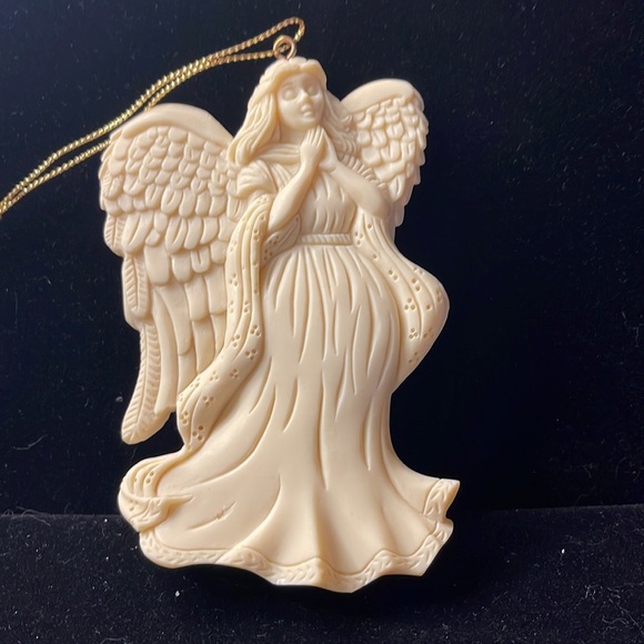 Avon Vintage NIB “Season’s Joy Ornament Angel” Cream w/gold hanging string. - Picture 2 of 7